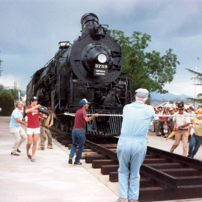 亚利桑那州金曼的机车公园内的 3759 号圣达菲蒸汽机车 亚利桑那州金曼的机车公园内的 3759 号圣达菲蒸汽机车