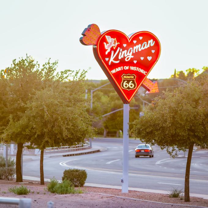 亚利桑那州金曼郊外的“Heart of Historic 66”霓虹灯标志 亚利桑那州金曼郊外的“Heart of Historic 66”霓虹灯标志