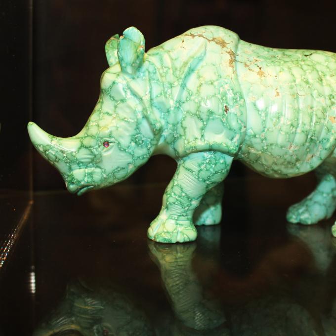 亚利桑那州金曼的莫哈维历史艺术博物馆中的绿松石犀牛雕像 亚利桑那州金曼的莫哈维历史艺术博物馆中的绿松石犀牛雕像