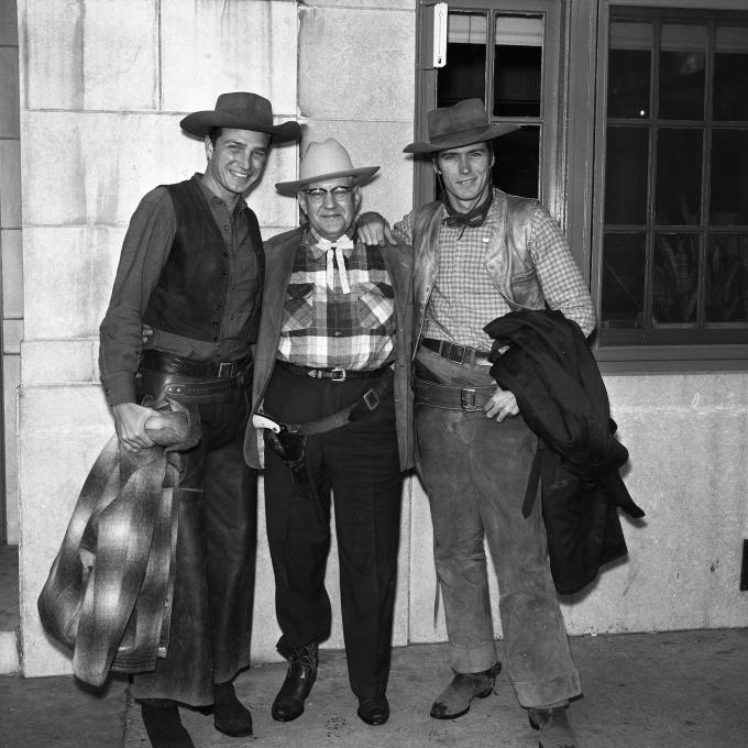 备受好评的西部电视剧《皮鞭》中的演员在密苏里州锡代利亚合影