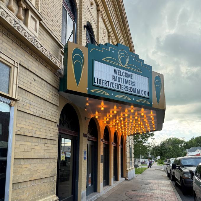 密苏里州锡代利亚自由中心艺术协会的巨大招牌