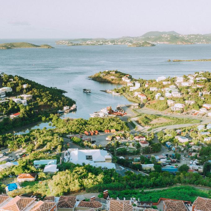 俯瞰美属维京群岛中的圣托马斯岛
