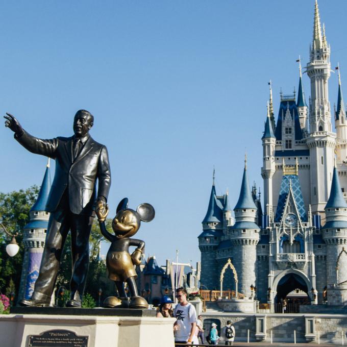 佛罗里达州魔法王国灰姑娘城堡外的华特迪士尼和米老鼠雕像