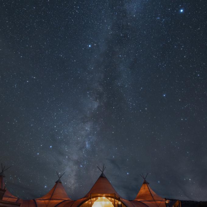 在犹他州布莱斯峡谷国家公园附近露营观星