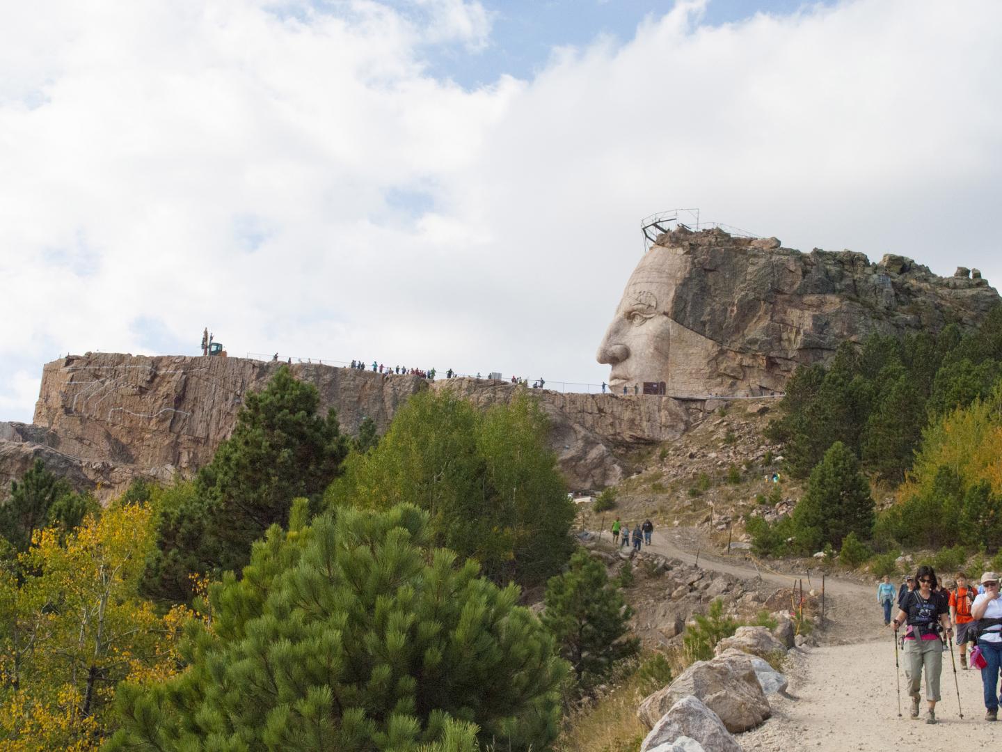 途径 10 公里的林间道路,游览尚在雕刻之中的疯马雕像 途径 10 公里的林间道路,游览尚在雕刻之中的疯马雕像