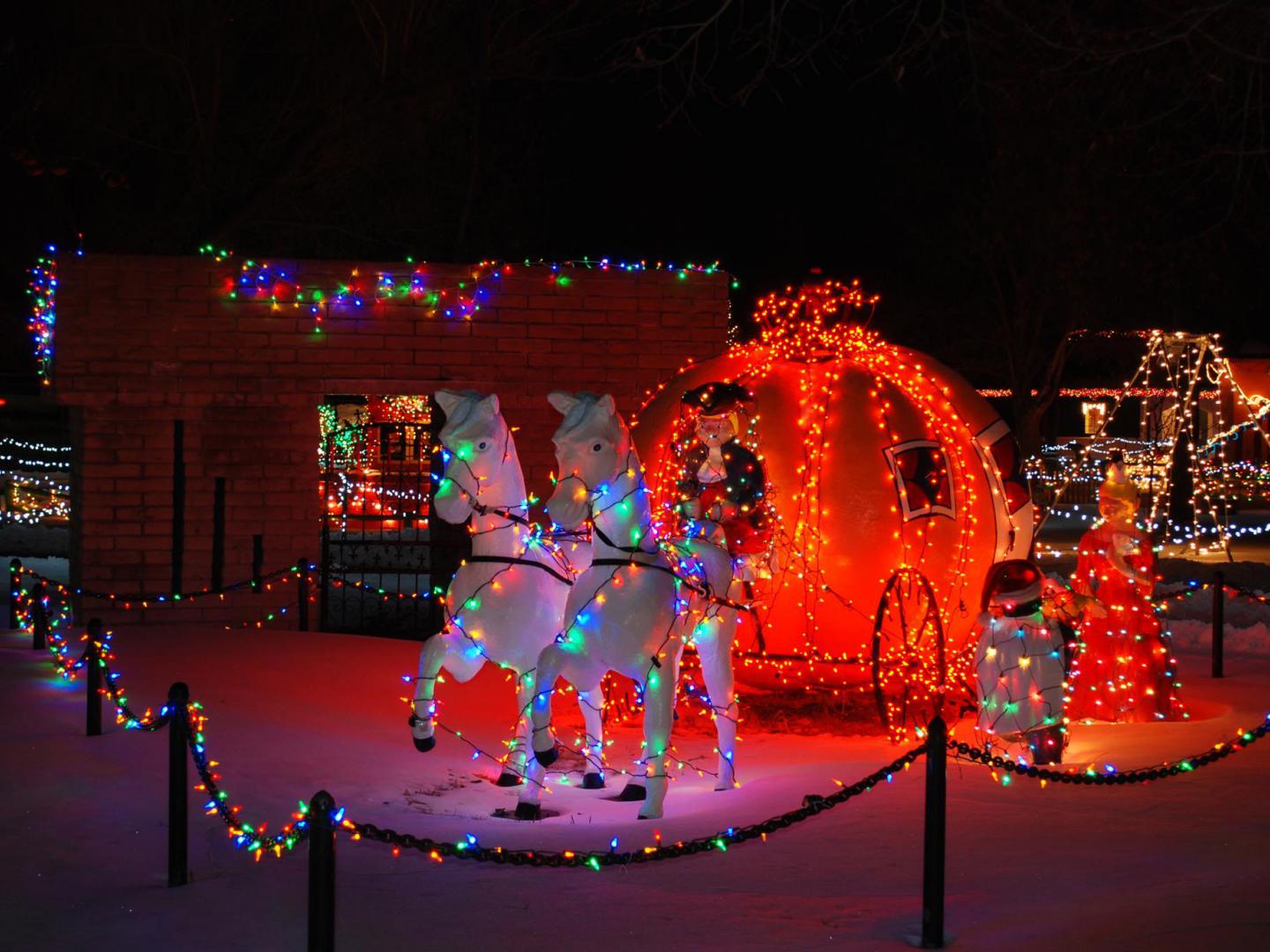 在故事书岛的儿童主题公园上演魔幻假日灯光秀 在故事书岛的儿童主题公园上演魔幻假日灯光秀