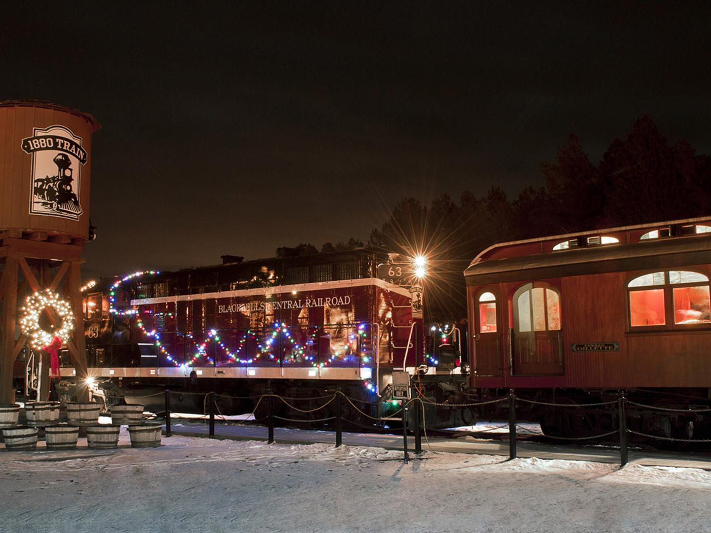 为迎接节假日,1880 假日特快火车装饰一新 为迎接节假日,1880 假日特快火车装饰一新