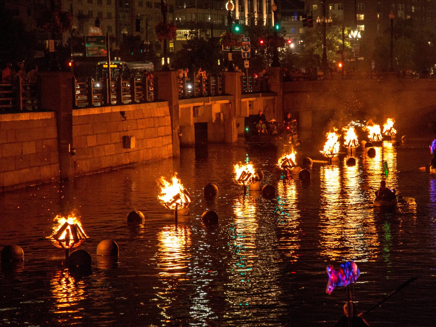 水火秀上的炫目景象 水火秀上的炫目景象