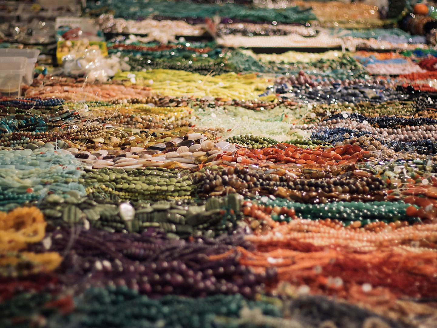 图森珠宝、矿晶与化石展上色彩缤纷的展品