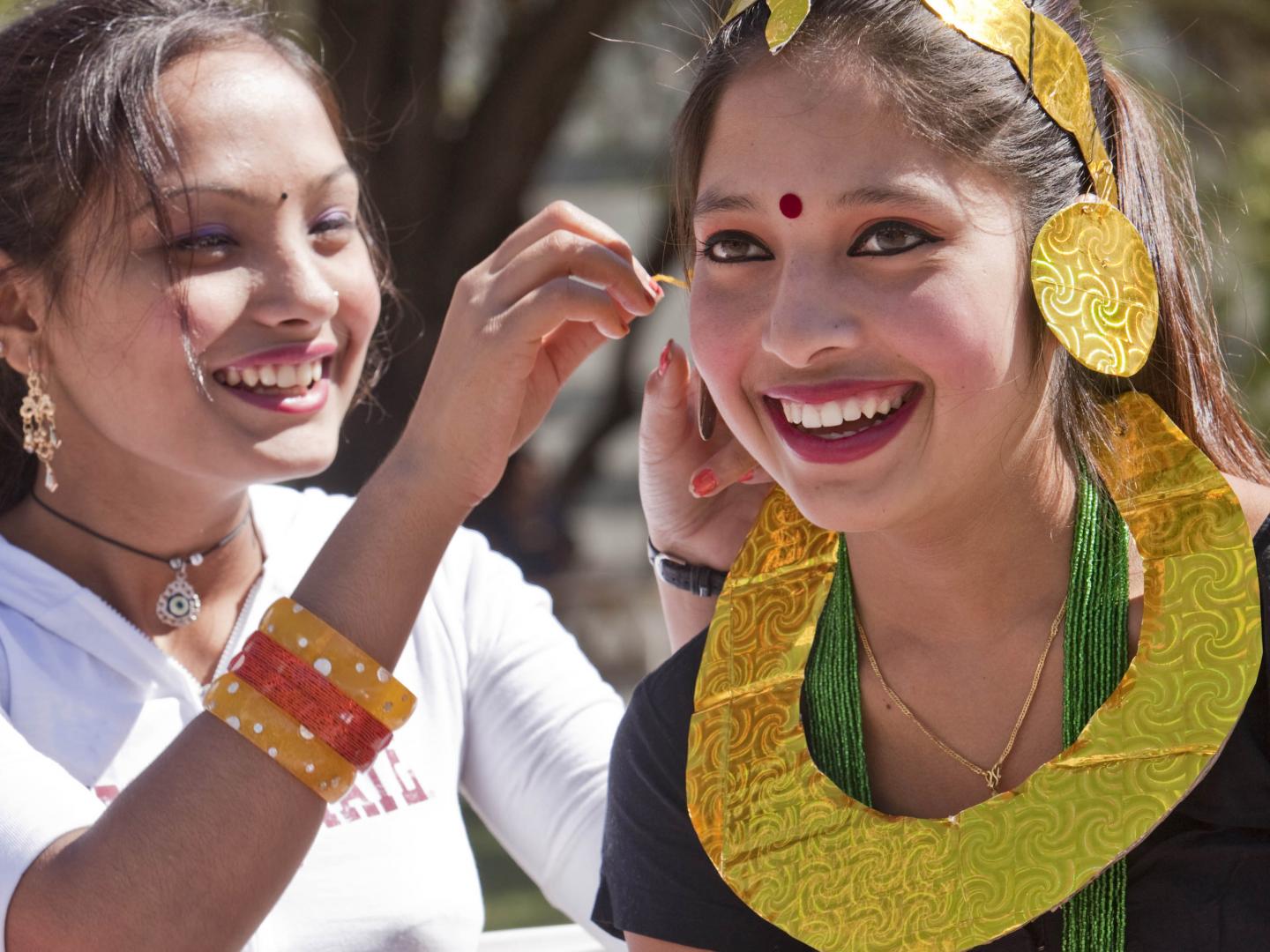 Tucson Meet Yourself 民俗艺术节上兴高采烈的女孩们