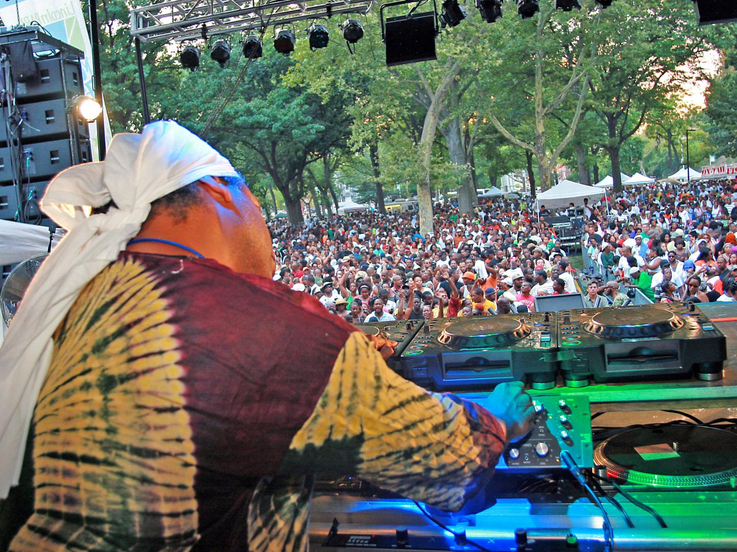 DJ 在林肯公园音乐节舞蹈日活动上带领人群尽情舞动