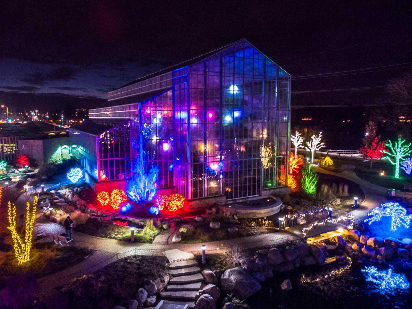 尼古拉斯温室花园闪耀的假日灯光照亮了夜空 尼古拉斯温室花园闪耀的假日灯光照亮了夜空