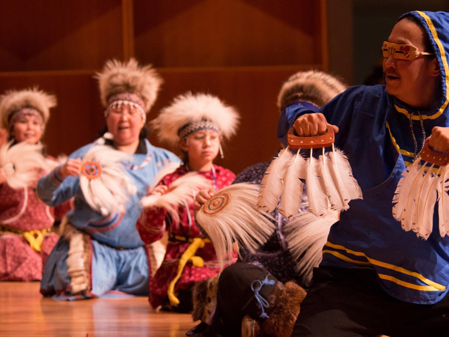 在原住民艺术节上的表演者们