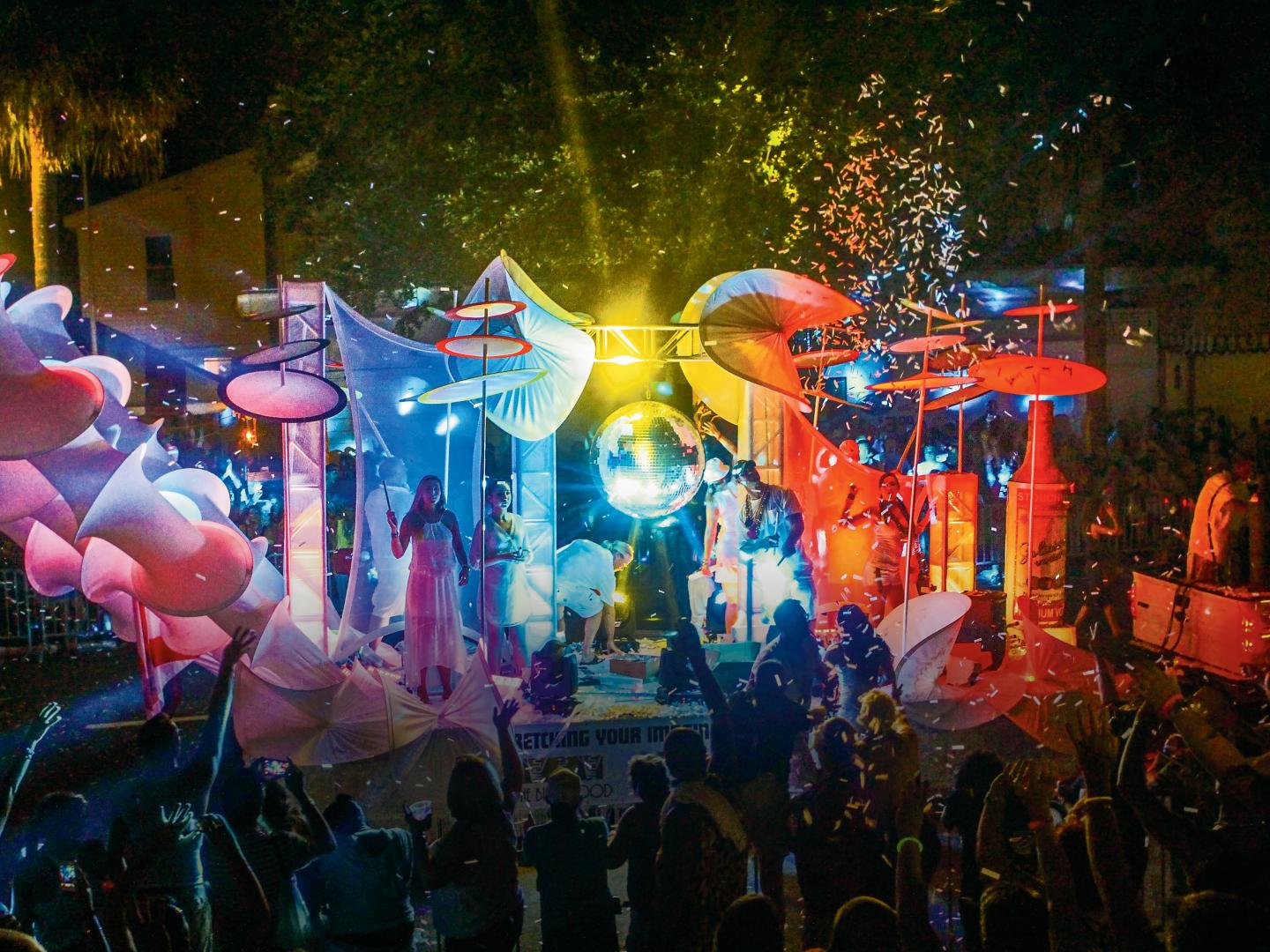 圣彼得斯堡骄傲节上一辆五颜六色的花车 圣彼得斯堡骄傲节上一辆五颜六色的花车