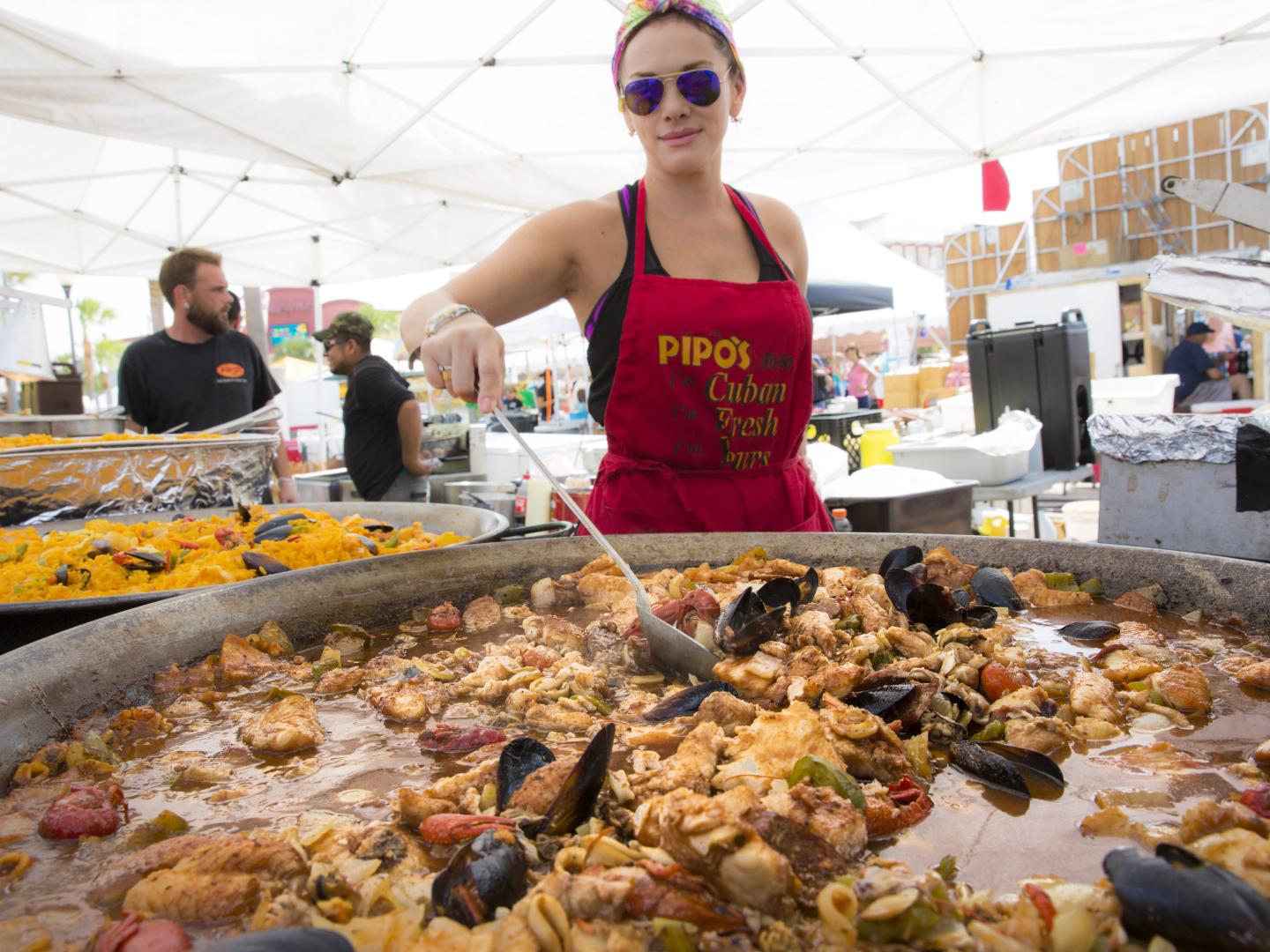 在 John's Pass Seafood Festival 海鲜节上搅拌一大锅海鲜炖菜 在 John's Pass Seafood Festival 海鲜节上搅拌一大锅海鲜炖菜
