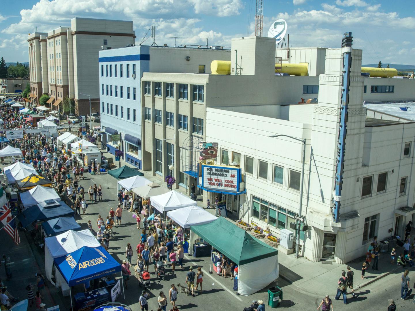 在午夜太阳节上，天空一片晴朗