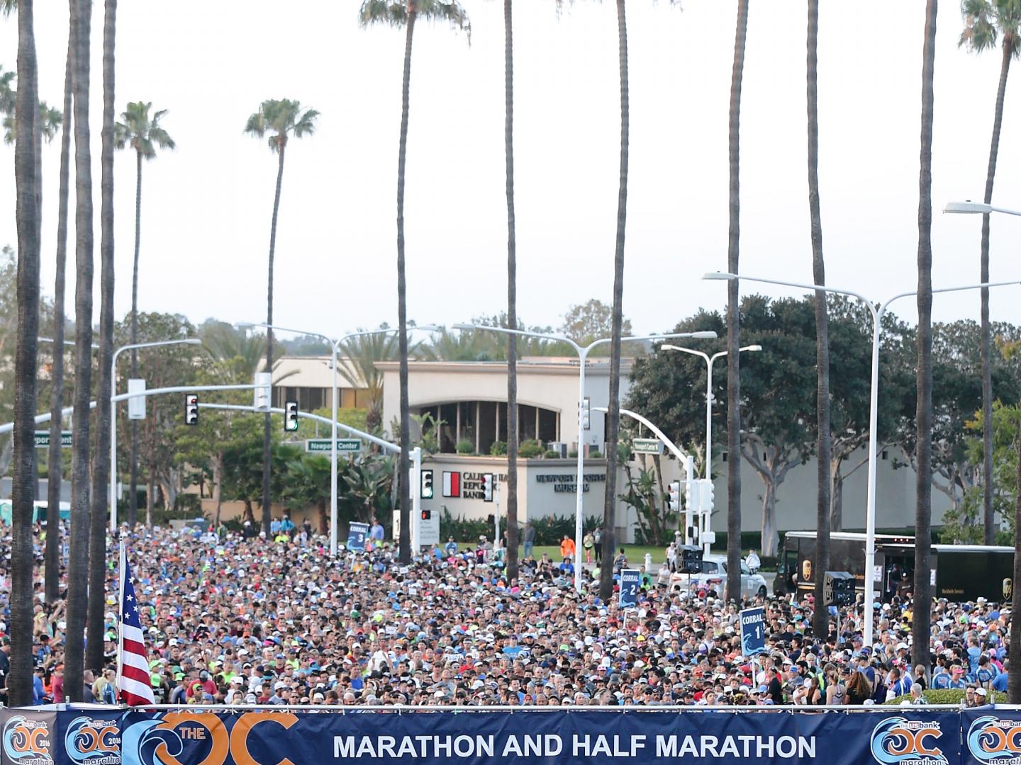 选手们在橙县马拉松赛上蓄势待发 选手们在橙县马拉松赛上蓄势待发