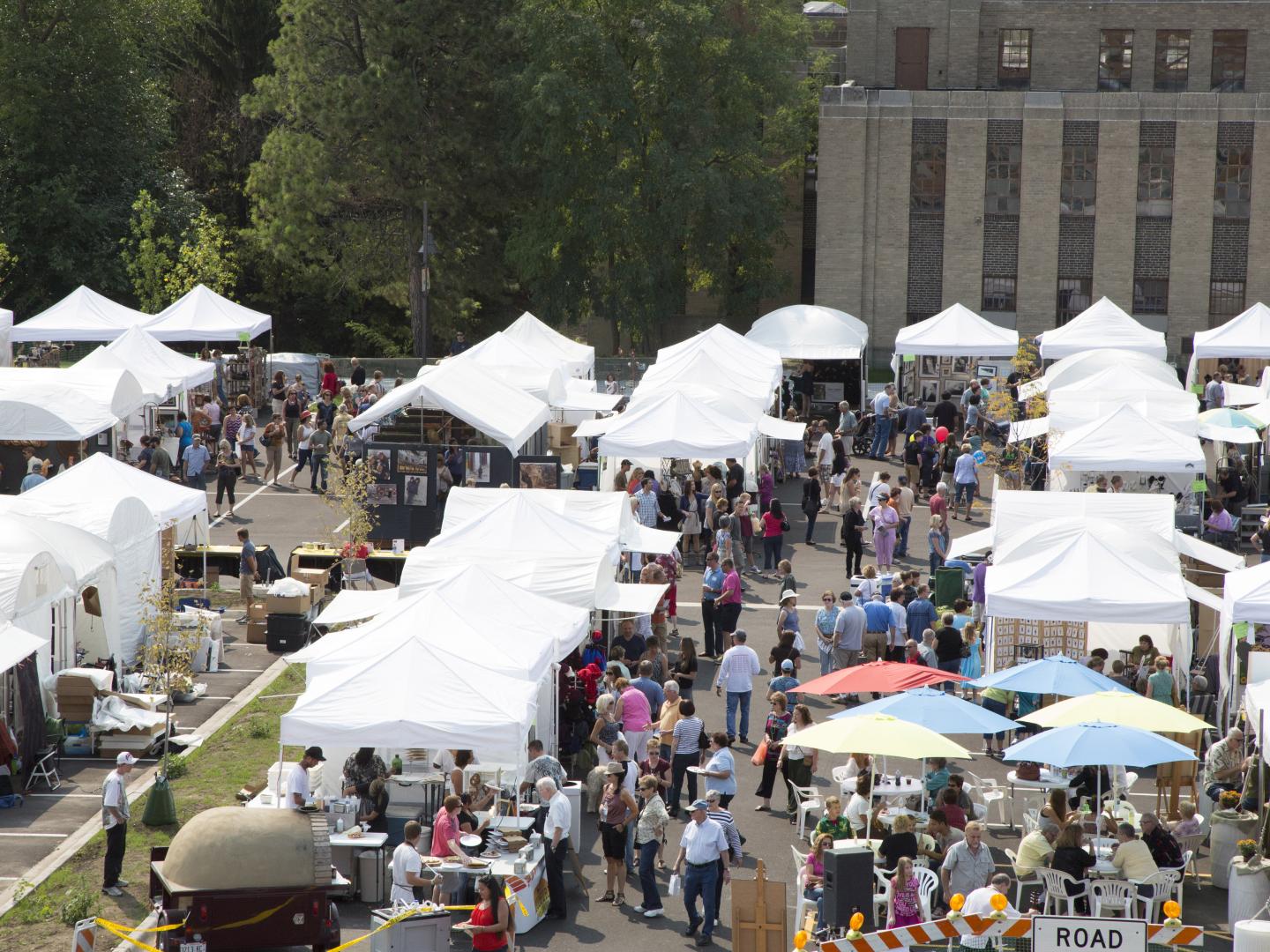 格林威治村艺术节期间搭建的众多帐篷 格林威治村艺术节期间搭建的众多帐篷