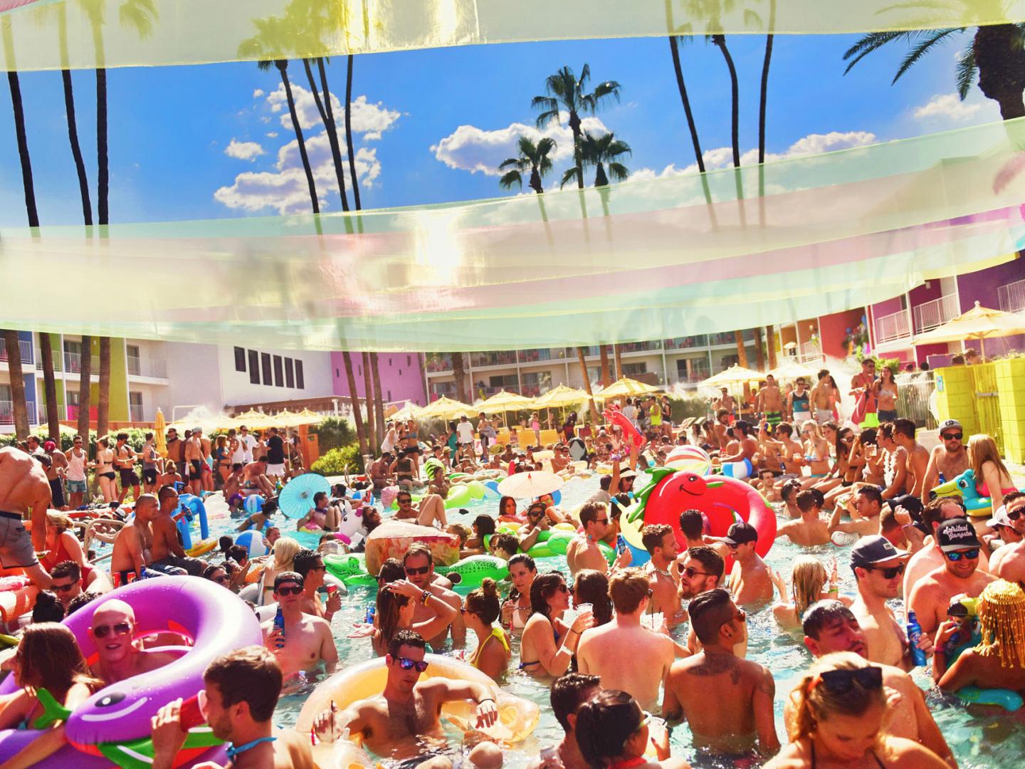 Splash House 水上乐园年度音乐狂欢节上尽情狂欢的人们 Splash House 水上乐园年度音乐狂欢节上尽情狂欢的人们