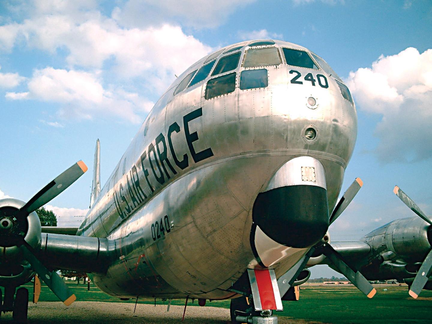 巴克斯代尔空军基地航空展上令人震撼的飞行表演