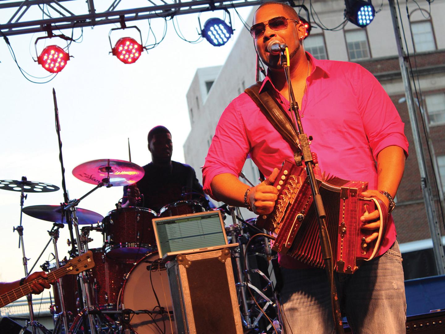 聆听音乐的最佳方式莫过于参加 Let the Good Times Roll 摇滚狂欢节