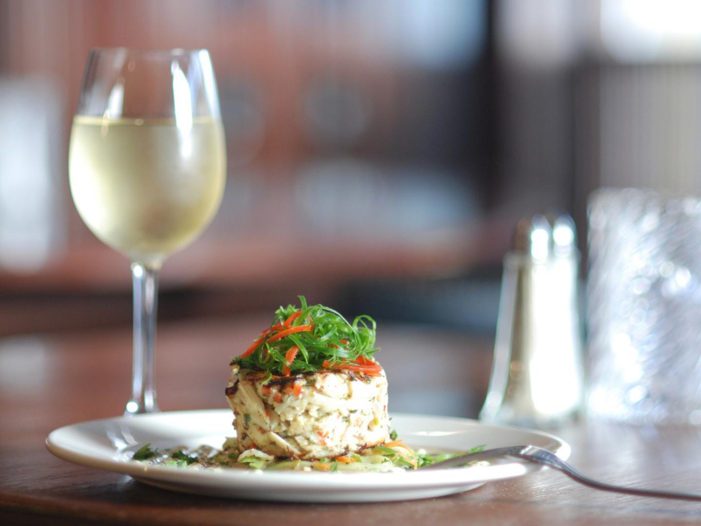 新奥尔良美酒美食体验节装盘精致的菜肴搭配葡萄酒 新奥尔良美酒美食体验节装盘精致的菜肴搭配葡萄酒