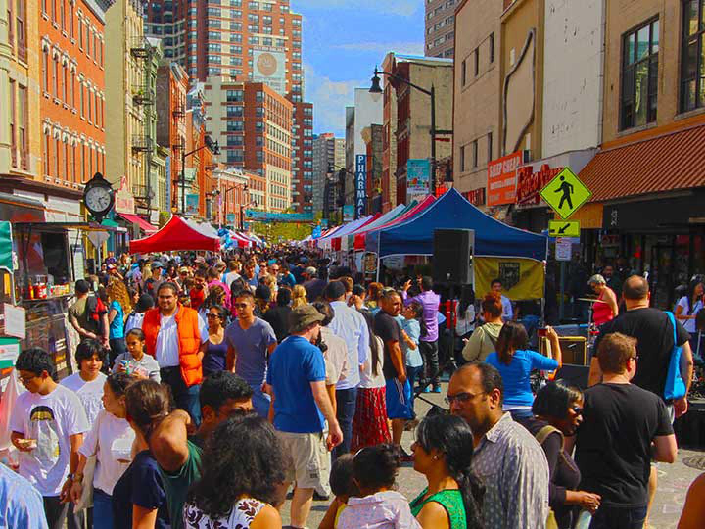 在市中心风情街头展会的摊位前流连 在市中心风情街头展会的摊位前流连