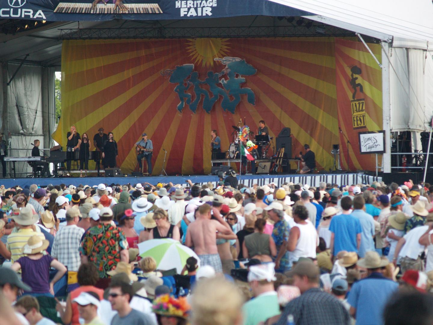 人群聚集在新奥尔良爵士乐与传统文化节上,欣赏现场表演 人群聚集在新奥尔良爵士乐与传统文化节上,欣赏现场表演