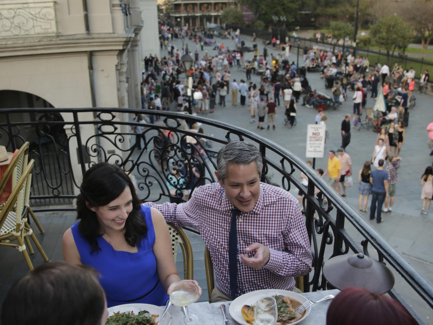 在新奥尔良法国区的阳台用餐 在新奥尔良法国区的阳台用餐