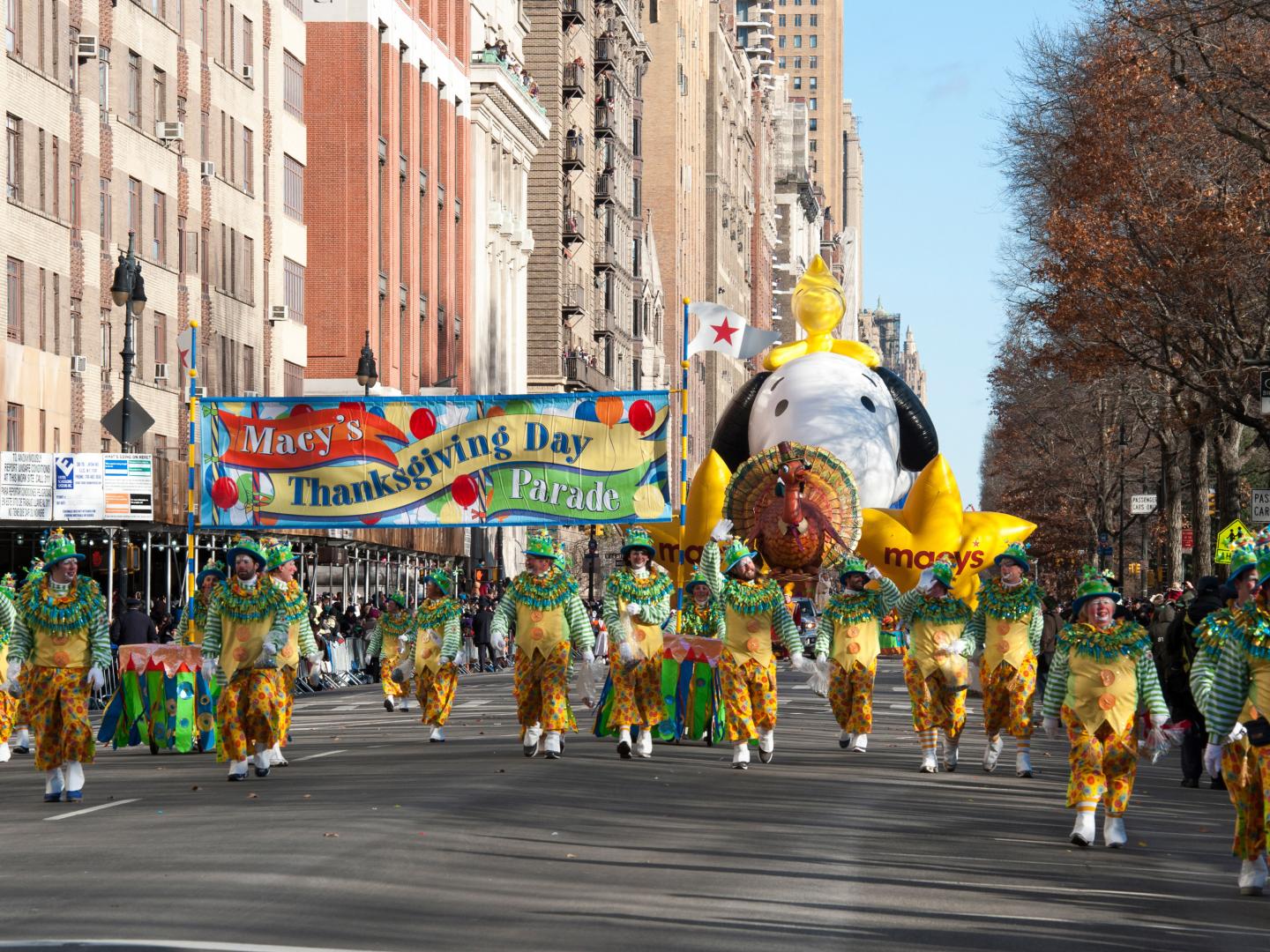 在梅西百货的感恩节大游行中出没的小丑