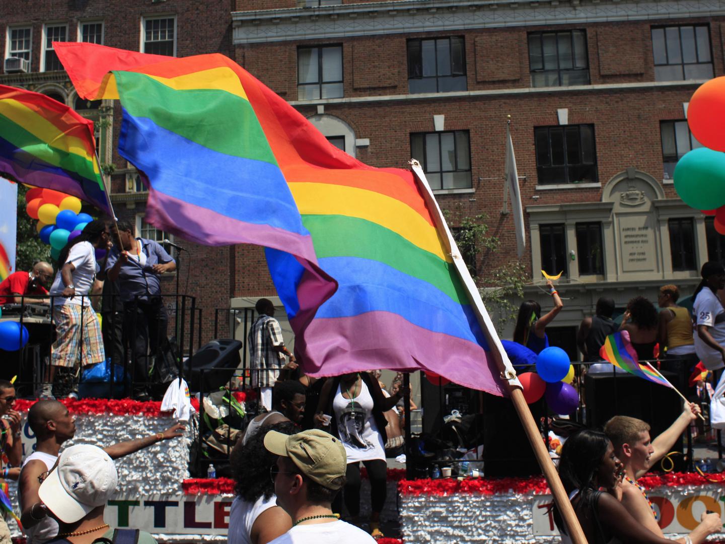 纽约市骄傲节游行期间飞舞的旗帜