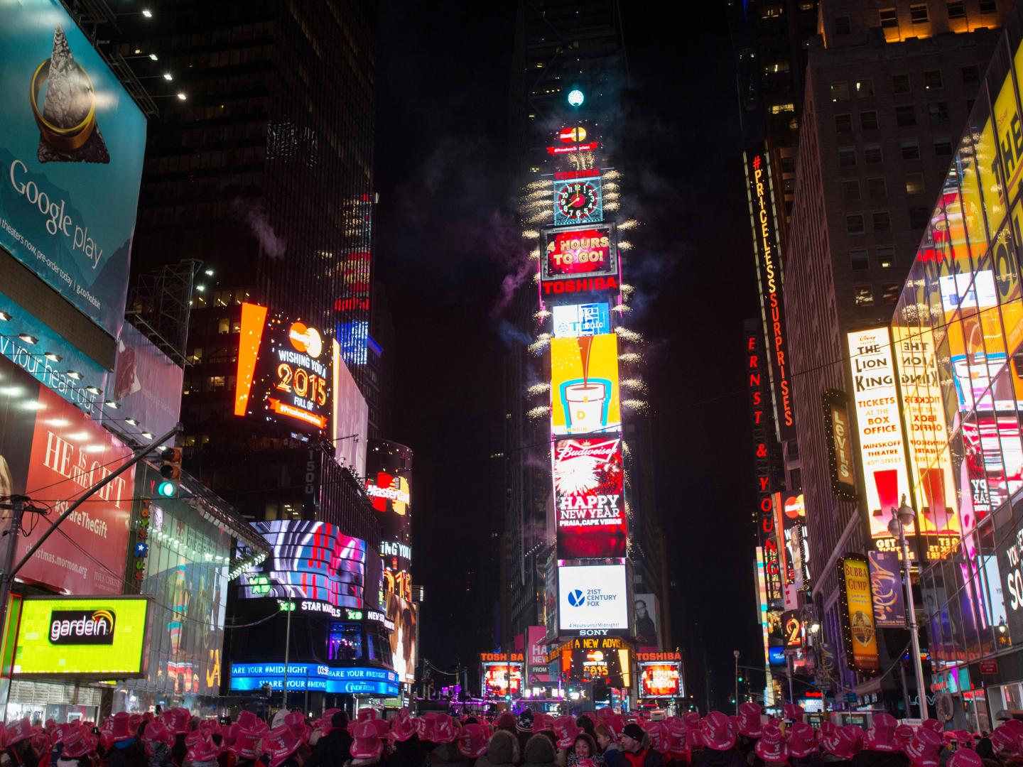 时代广场跨年夜期间彩球降落前的场景