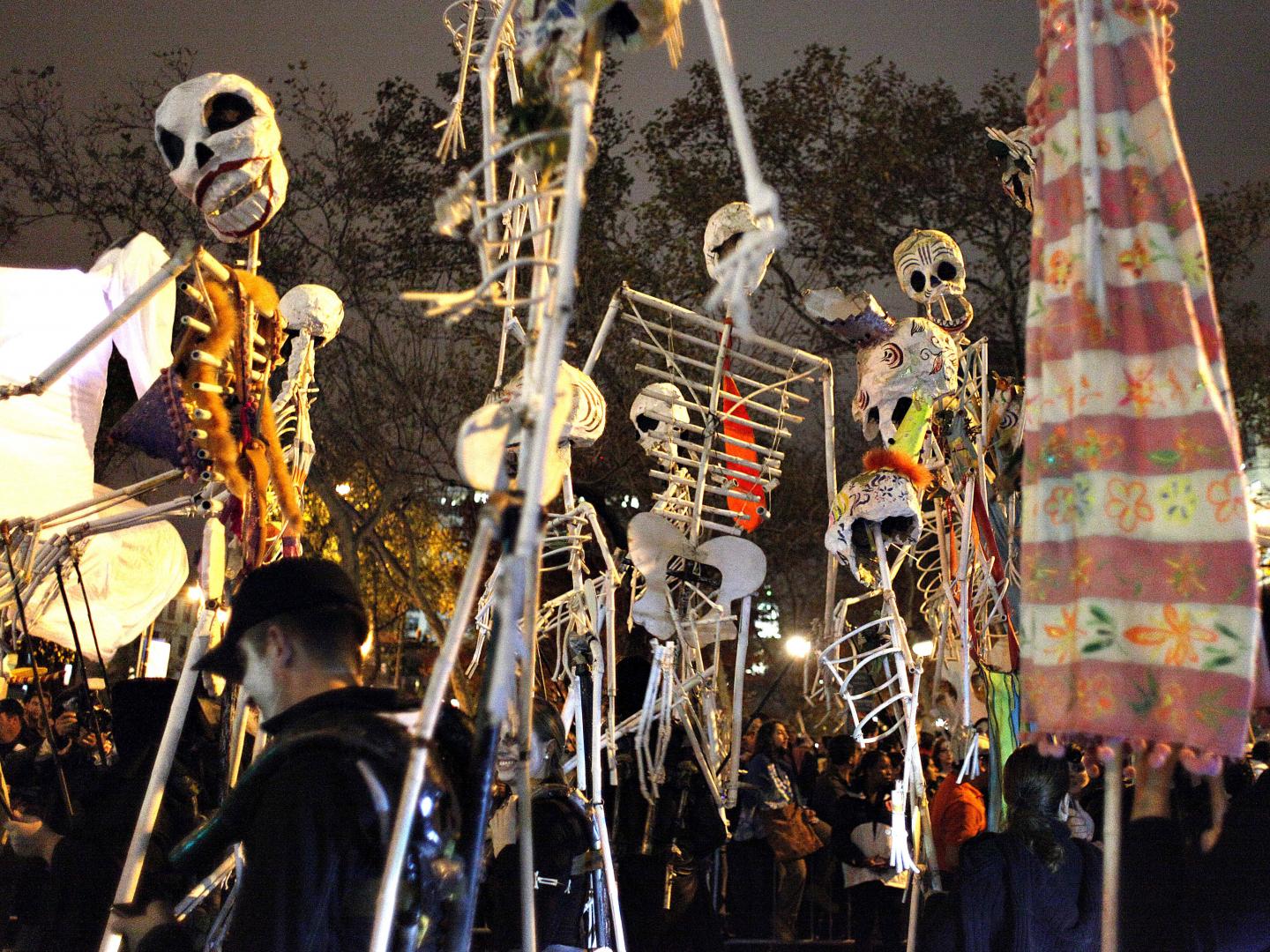 格林威治村万圣节大游行期间跳舞的骷髅