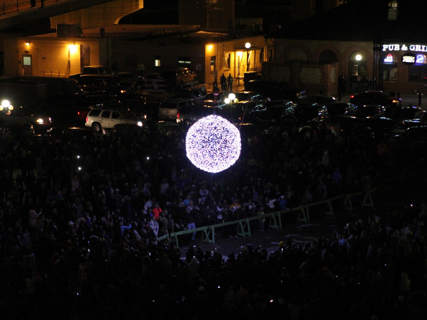 人群汇聚，共同聆听夏安的新年钟声