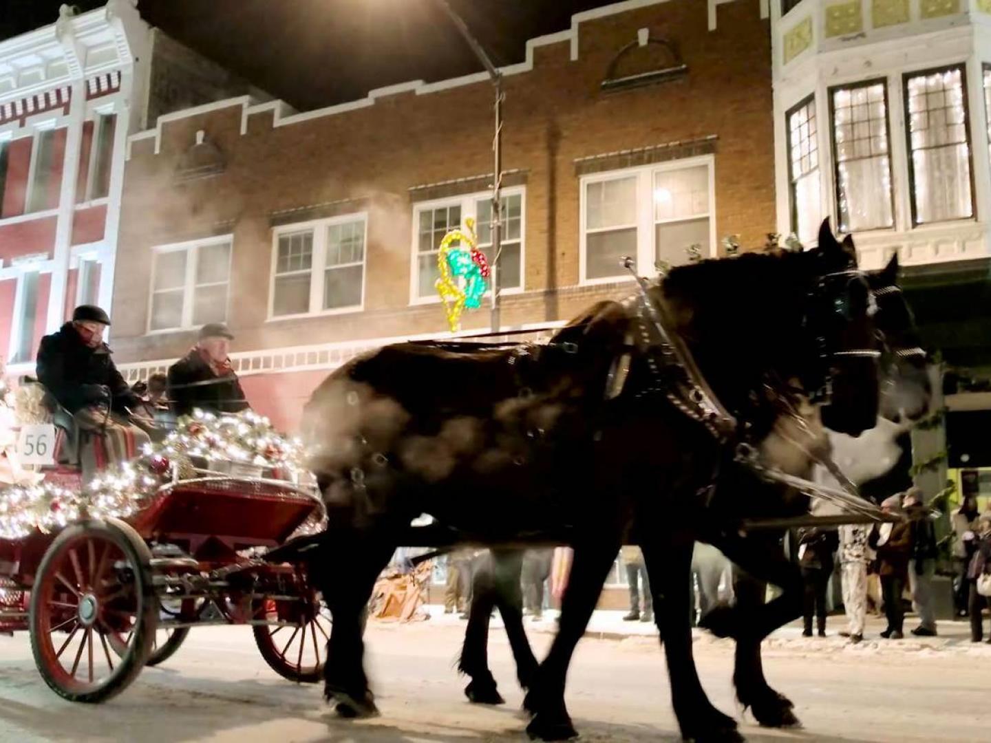 牵引圣诞游行马车穿过街道