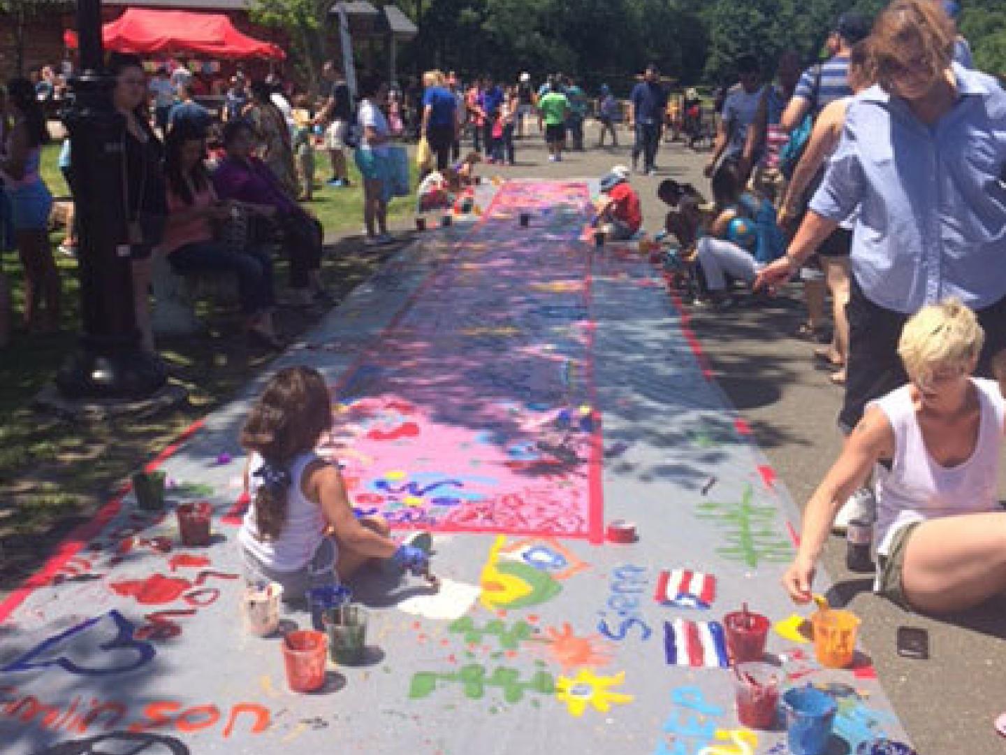 在卑尔根的布拉多克公园艺术节欣赏人行道粉笔画 在卑尔根的布拉多克公园艺术节欣赏人行道粉笔画