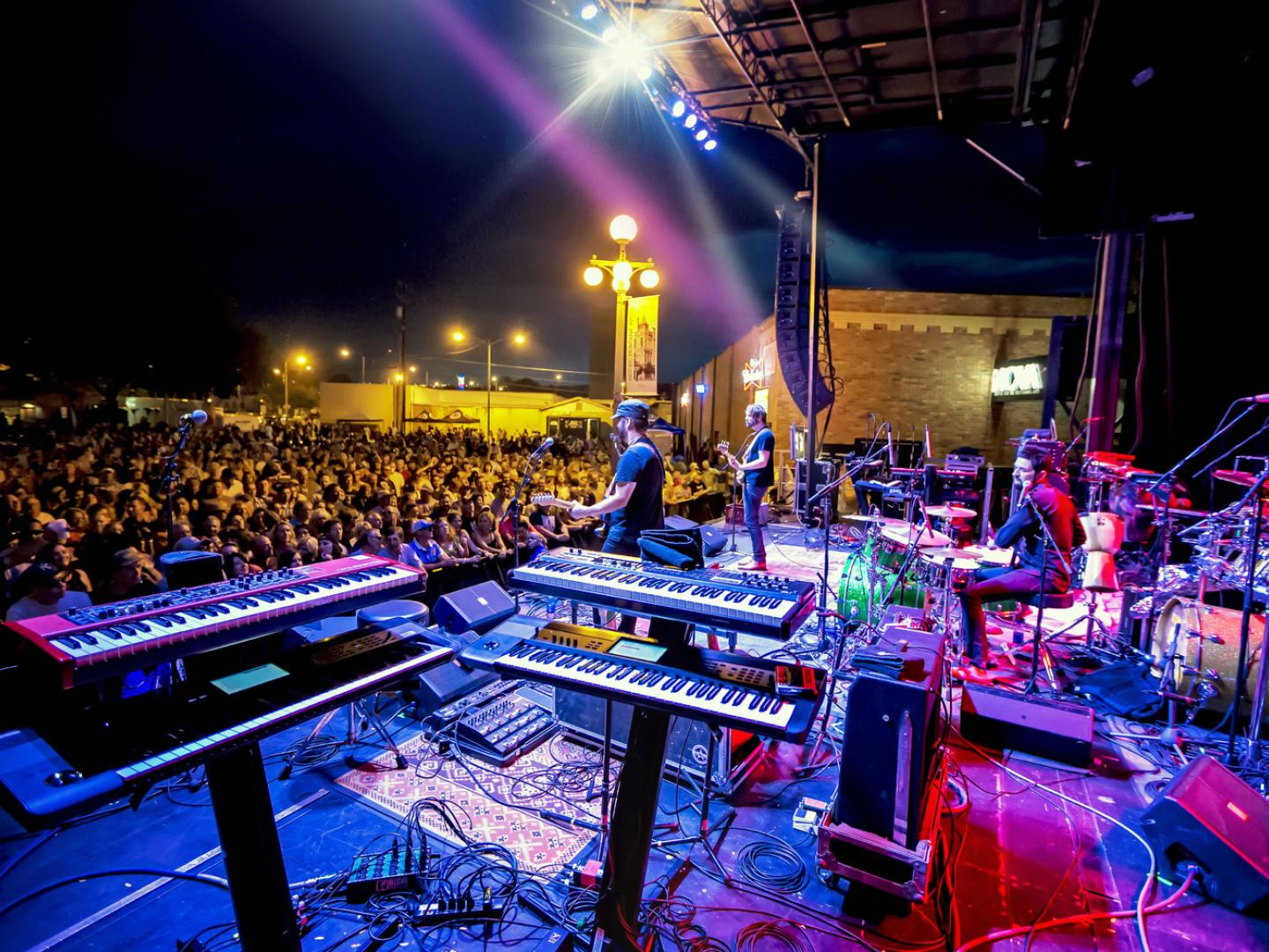 在魔术城蓝调音乐节上为人群演奏