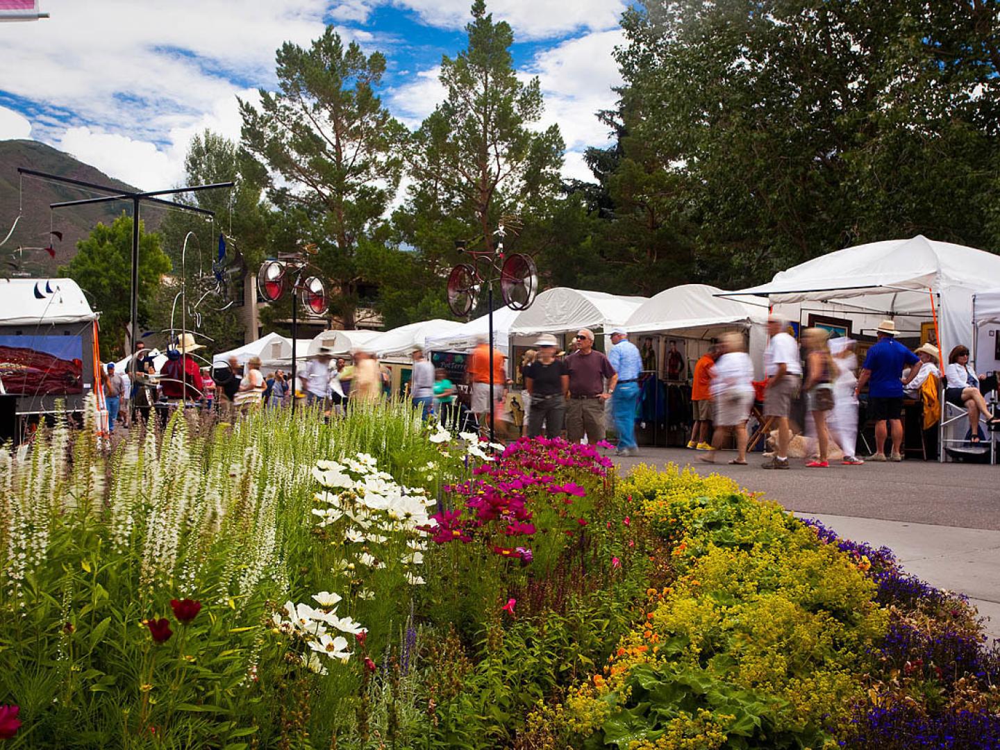 浏览阿斯彭艺术节上的艺术摊位