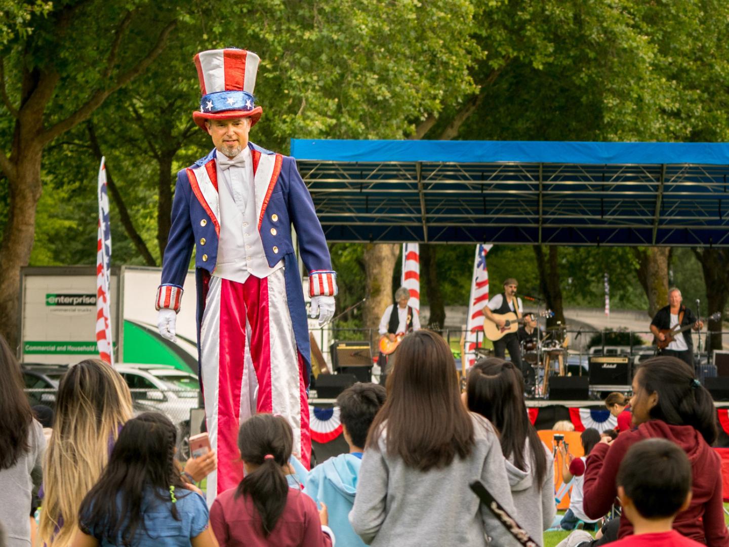 在登特堡美国国庆节烟花表演中山姆大叔俯瞰着人群 在登特堡美国国庆节烟花表演中山姆大叔俯瞰着人群
