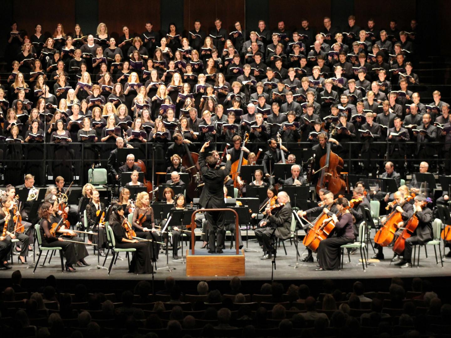 尤金俄勒冈巴赫音乐节期间的交响乐表演 尤金俄勒冈巴赫音乐节期间的交响乐表演