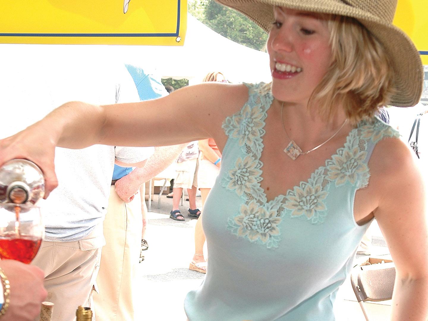 在邻近密歇根特拉弗斯城的利兰美酒与美食节上为自己斟一杯美酒