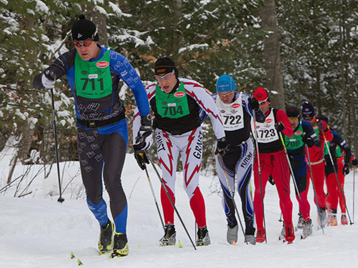北美瓦萨越野滑雪竞赛盛典中奋勇拼搏