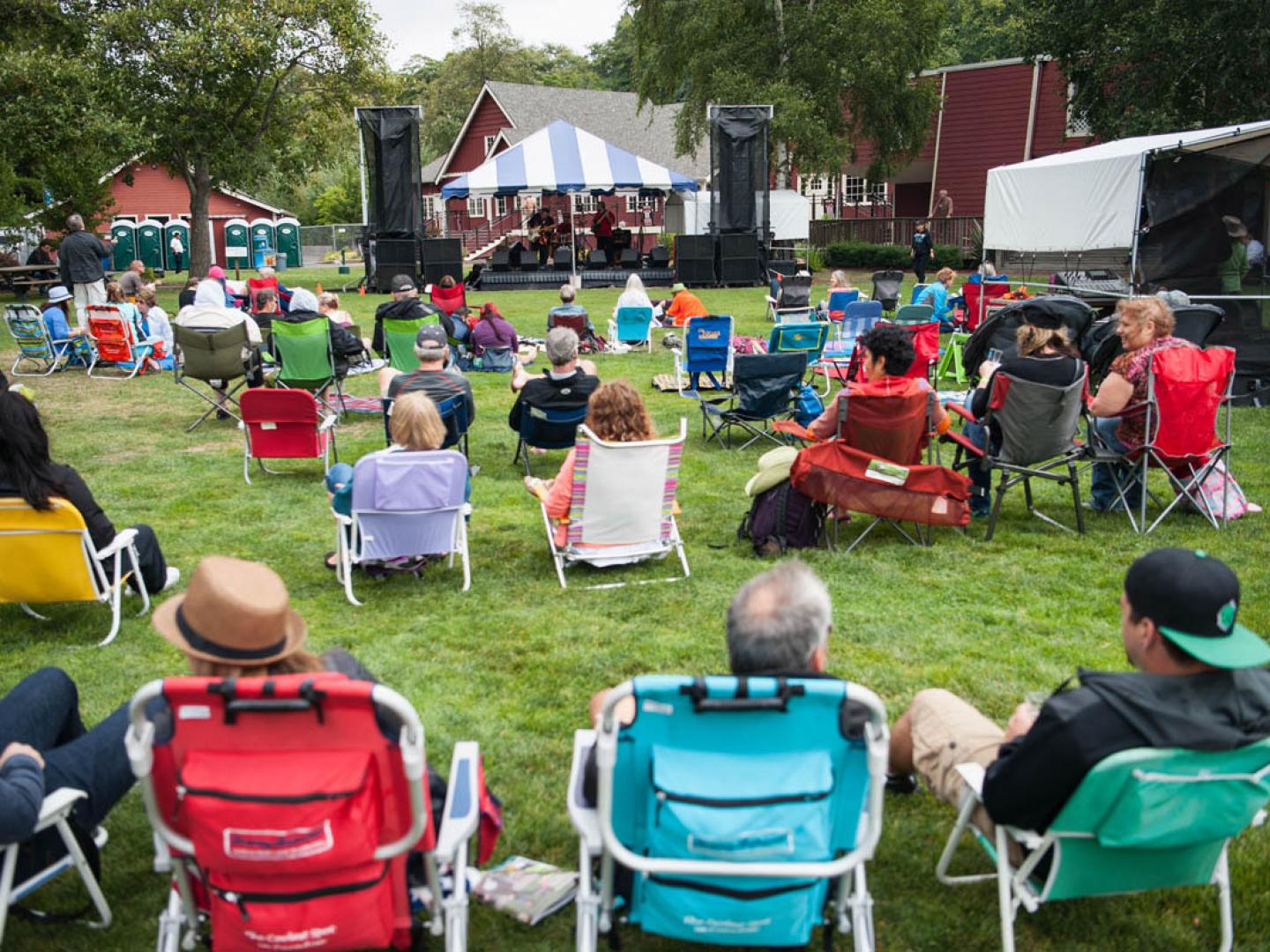 在波弗蒂湾蓝调音乐与啤酒节期间聆听蓝调音乐 在波弗蒂湾蓝调音乐与啤酒节期间聆听蓝调音乐