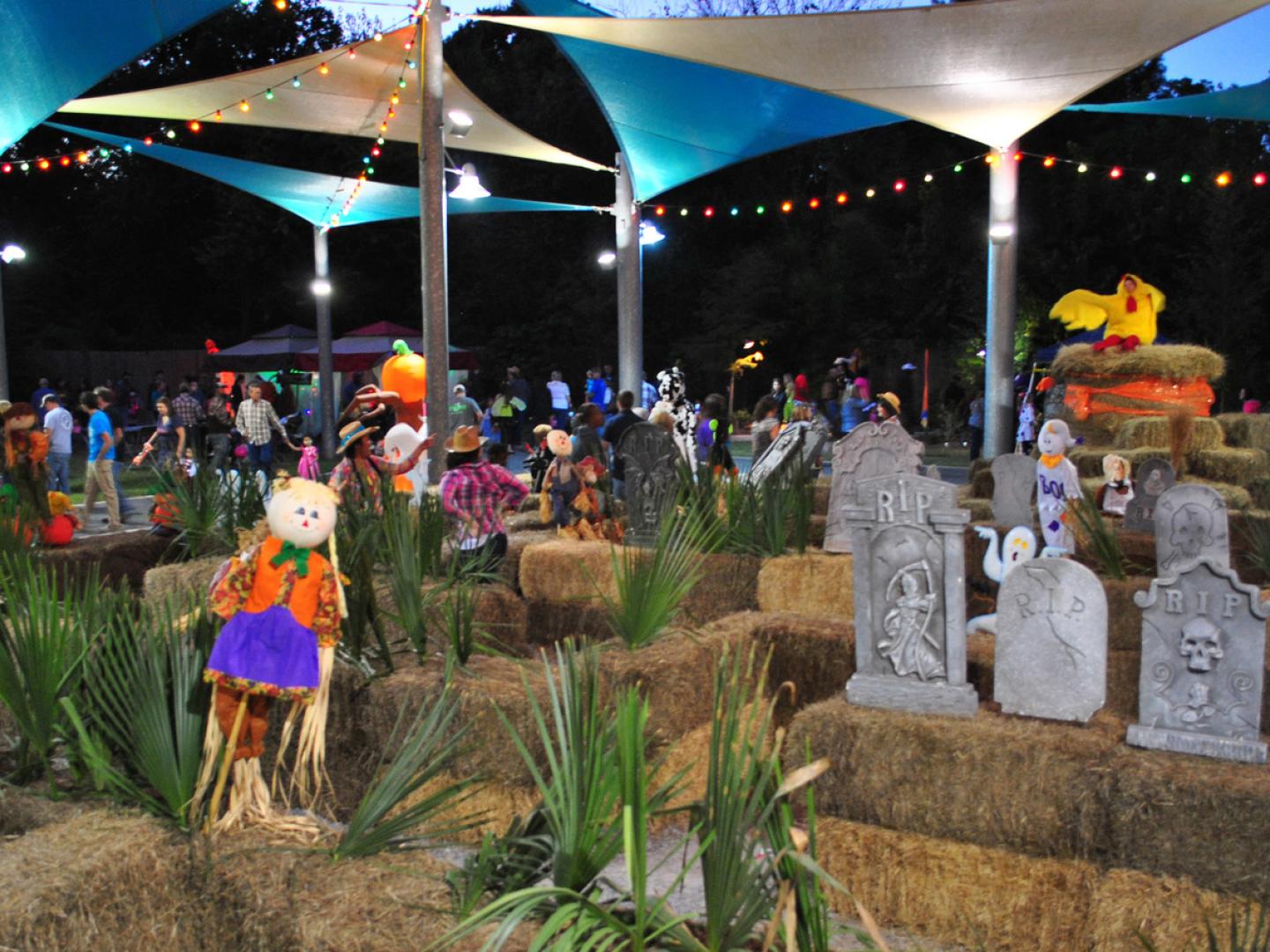 亚历山德里亚 Zoo Boo 万圣节活动中的惊悚场景 亚历山德里亚 Zoo Boo 万圣节活动中的惊悚场景