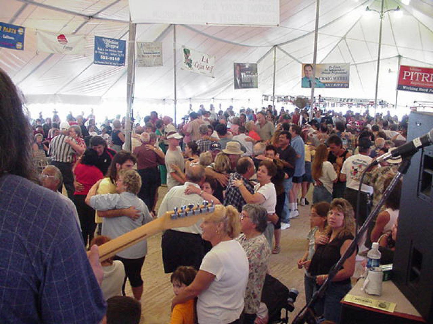 洛克波特美食节上跟随现场音乐翩翩起舞的人群 洛克波特美食节上跟随现场音乐翩翩起舞的人群
