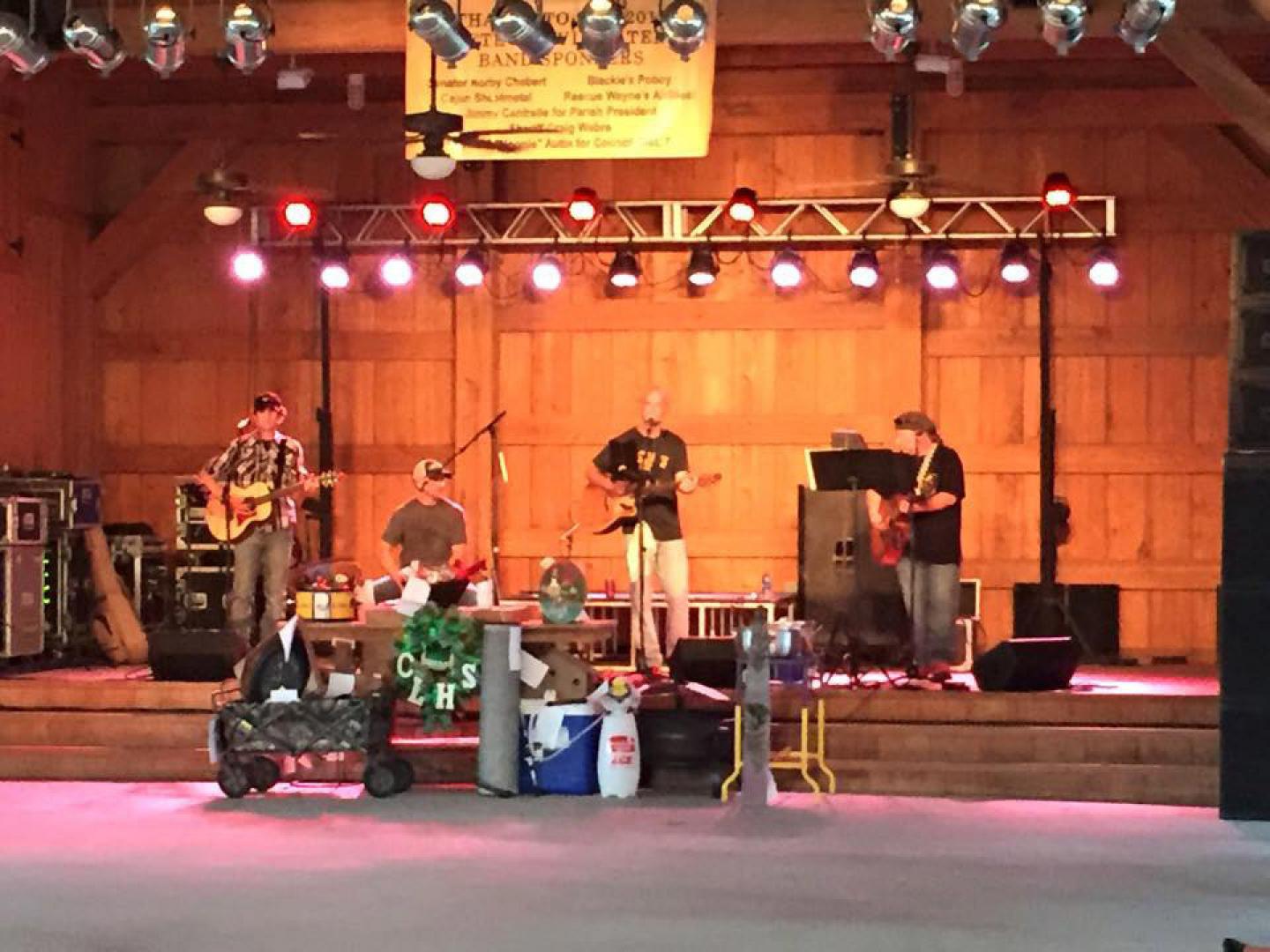 在 La Fete Des Vieux Temps 音乐节上表演的乐队 在 La Fete Des Vieux Temps 音乐节上表演的乐队