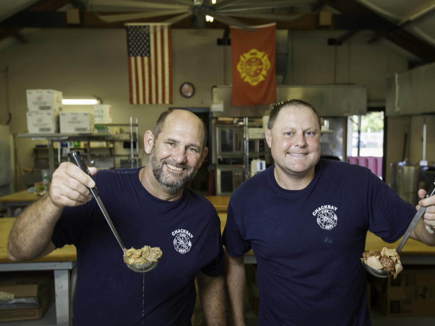 在 Chackbay 的路易斯安那州秋葵浓汤节上展示特色美食 在 Chackbay 的路易斯安那州秋葵浓汤节上展示特色美食