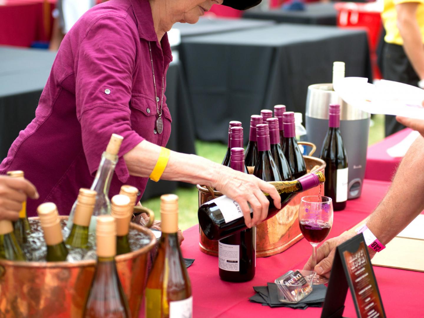 在加利福尼亚州卡马里奥举办的 Casa Pacifica Angels 葡萄酒、美食与啤酒节中品尝葡萄酒