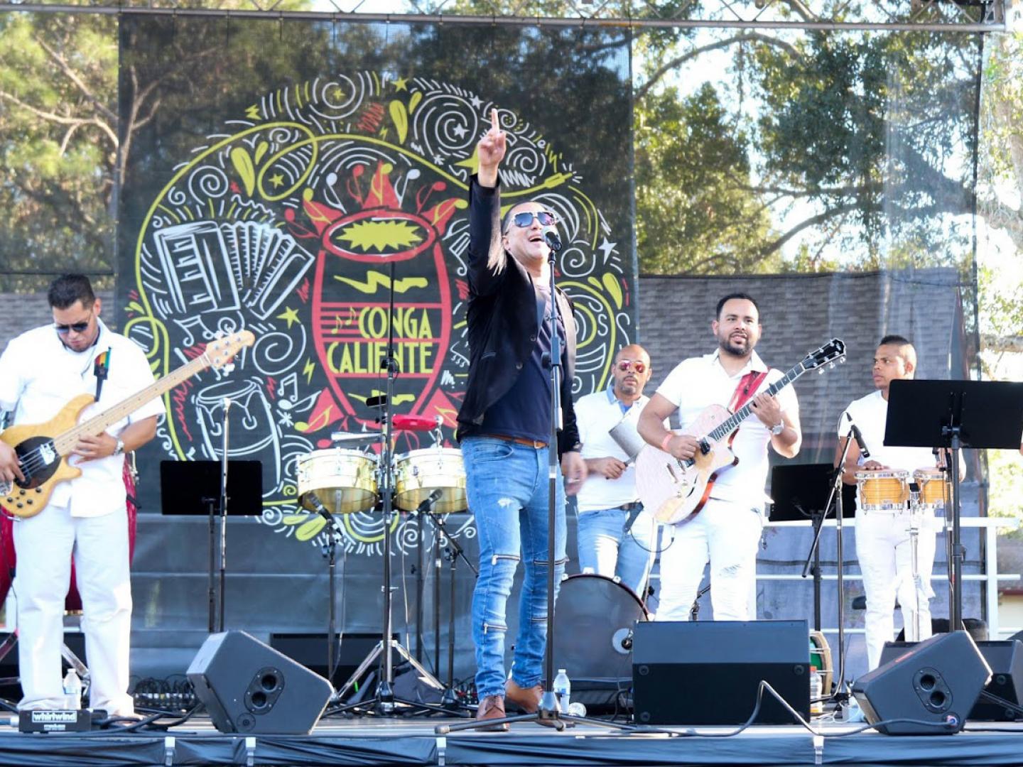 在坦帕 Conga Caliente 音乐节期间聆听现场演绎的拉丁音乐 在坦帕 Conga Caliente 音乐节期间聆听现场演绎的拉丁音乐