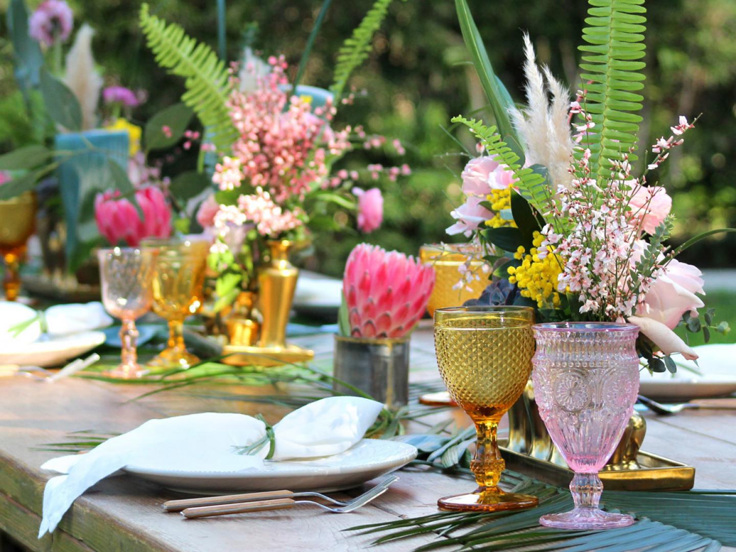 加利福尼亚州卡马里奥婚纱展中的餐桌摆设